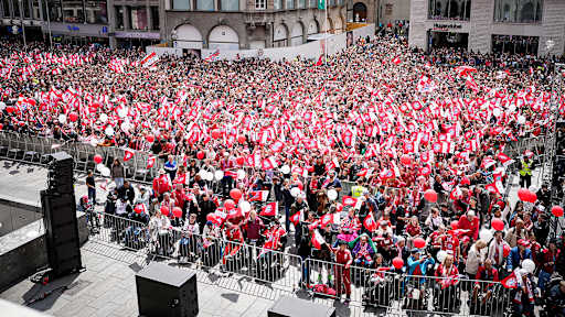 Fahnenmeer bei der Meisterfeier der FC Bayern Frauen- und Herren-Teams am Münchner Marienplatz