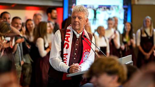 Münchens Oberbürgermeister Dieter Reiter gratuliert den Teams des FC Bayern zu ihren Titelgewinnen