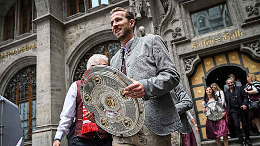 FC Bayerns Toptorjäger Harry Kane mit der Meisterschale am Münchner Marienplatz