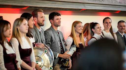 Das Frauen- und Herren-Team des FC Bayern mit ihren Trophäen im Münchner Rathaus
