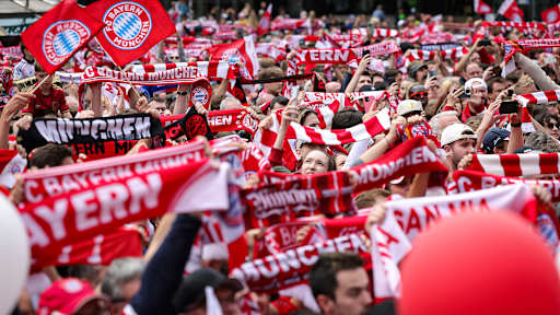 Fans am Münchner Marienplatz bei der Titelfeier des Frauen- und Herren-Teams des FC Bayern