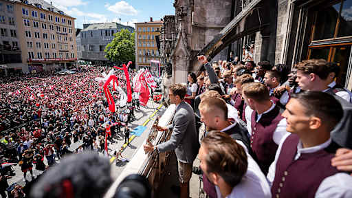 Frauen- und Herren-Team des FC Bayern bei der gemeinsamen Titelfeier auf dem Balkon des Münchner Rathauses