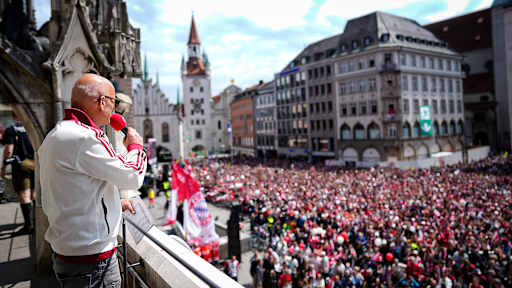 Moderator Stephan Lehmann auf dem Rathausbalkon am Münchner Marienplatz bei der Titelfeier des FC Bayern