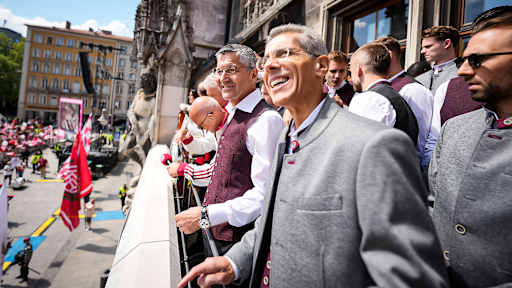 Michael Diederich und Herbert Hainer auf dem Rathausbalkon am Münchner Marienplatz bei der Titelfeier des FC Bayern