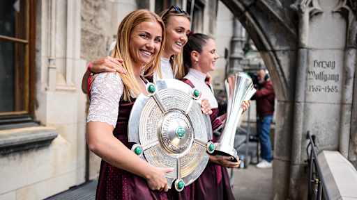 Glódís Perla Viggósdóttir, Georgia Stanway und Sarah Zadrazil mit der Meisterschale und dem Pokal auf dem Rathausbalkon