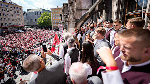 Harry Kane performt zusammen mit Georgia Stanway auf dem Rathausbalkon am Münchner Marienplatz bei der Titelfeier des FC Bayern