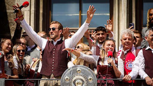 Georgia Stanway und Harry Kane singen zusammen auf dem Rathausbalkon am Münchner Marienplatz