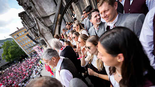Das Frauen- und Herren-Team des FC Bayern feiern zusammen ihre Titel auf dem Rathausbalkon des Münchner Marienplatzes