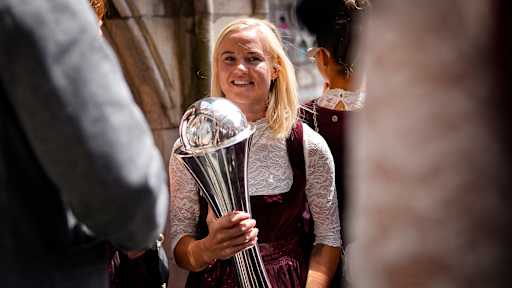 Pernille Harder mit dem Pokal auf dem Rathausbalkon am Münchner Marienplatz bei der Titelfeier des FC Bayern
