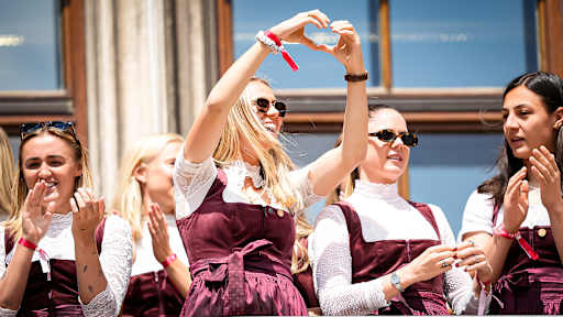 Klara Bühl zeigt den Fans vom Rathausbalkon am Münchner Marienplatz ein Herz