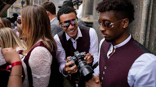 Jamal Musiala mit der Kamera in der Hand und einer Champions Sonnenbrille