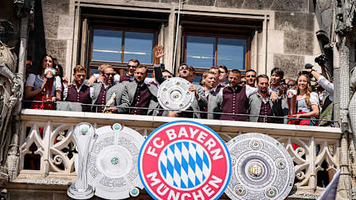 Das Herren-Team des FC Bayern bei der Titelfeier auf dem Rathausbalkon am Münchner Marienplatz mit der Meisterschale