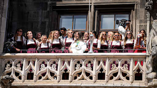 Das Frauen-Team mit der Meisterschale und dem Pokal auf dem Rathausbalkon am Münchner Marienplatz