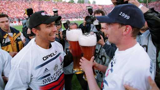 Giovane Élber (l.) gilt als Erfinder der Weißbierduschen. Hier stößt er aber lieber brav an.