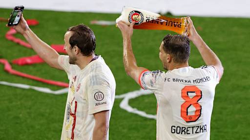 Leon Goretzka setzt bei Harry Kane hinterrücks zur Weißbierdusche an.