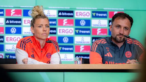 Linda Dallmann und josé Barcala während der Pressekonferenz der FC Bayern Frauen.
