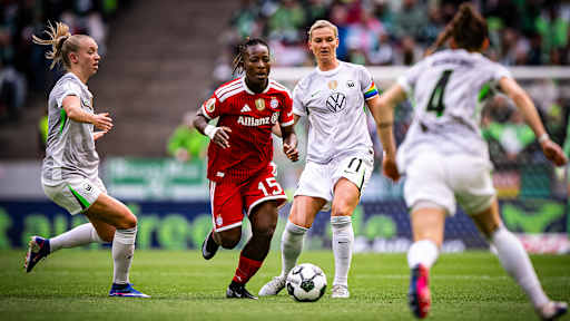 Bernadette Amani mit Ball am Fuß während des DFB-Pokal-Finales der FC Bayern Frauen gegen den VfL Wolfsburg