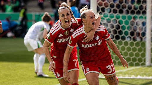 Giulia Gwinn und Georgia Stanway schreien vor Freude während des DFB-Pokal-Finales der FC Bayern Frauen gegen den VfL Wolfsburg
