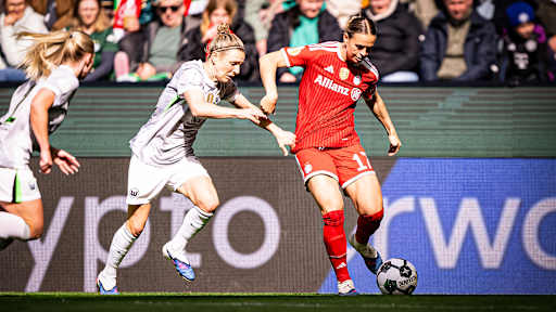 Klara Bühl im Zweikampf um den Ball während des DFB-Pokal-Finales der FC Bayern Frauen gegen den VfL Wolfsburg