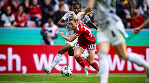 Linda Dallmann im Zweikampf mit Lineth Beerensteyn während des DFB-Pokal-Finales der FC Bayern Frauen gegen den VfL Wolfsburg