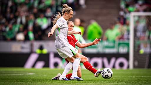 Georgia Stanway grätscht Svenja Huth den Ball weg während des DFB-Pokal-Finales der FC Bayern Frauen gegen den VfL Wolfsburg