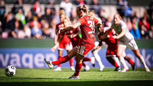 Georgia Stanway trifft vom Punkt während des DFB-Pokal-Finales der FC Bayern Frauen gegen den VfL Wolfsburg