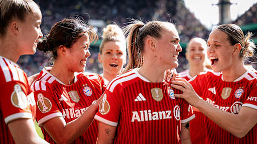 Klara Bühl, Momoko Tanikawa, Georgia Stanway und Co. jubeln während des DFB-Pokal-Finales der FC Bayern Frauen gegen den VfL Wolfsburg