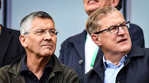 Herbert Hainer und Jan-Christian Dreesen auf der Tribüne während des DFB-Pokal-Finales der FC Bayern Frauen gegen den VfL Wolfsburg