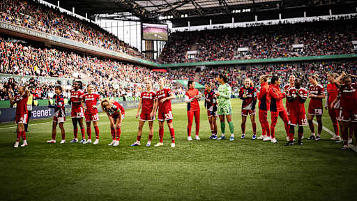 Die Mannschaft vor der Kurve nach dem DFB-Pokal-Finale der FC Bayern Frauen gegen den VfL Wolfsburg