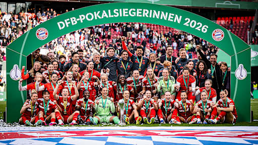 Die Mannschaft und das gesamte Team der FC Bayern Frauen mit dem DFB-Pokal