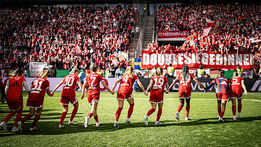Die FC Bayern Frauen feiern den Pokalsieg zusammen mit den mitgereisten Fans im Stadion