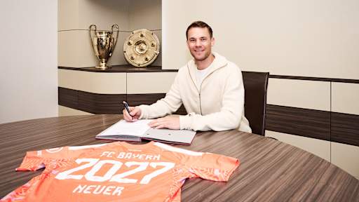 Manuel Neuer unterschreibt einen Vertrag