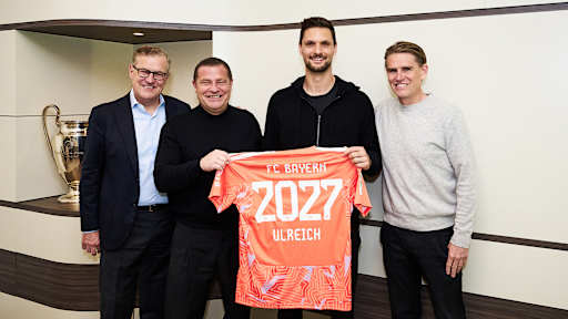 Jan Christian Dreesen, Max Eberl, Sven Ulreich und Christoph Freund halten ein Trikot mit 2027 Ulreich