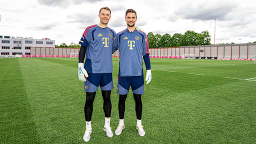 Manuel Neuer und Sven Ulreich stehen auf dem Trainingsplatz des FC Bayern