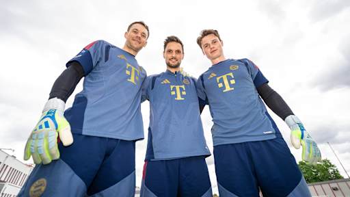 Manuel Neuer, Sven Ulreich und Jonas Urbig stehen auf dem Trainingsplatz des FC Bayern
