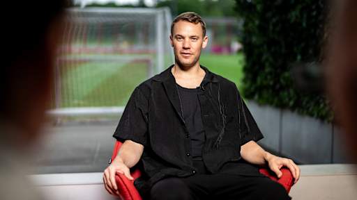 Manuel Neuer sitzt in einem Stuhl und spricht in einem Interview
