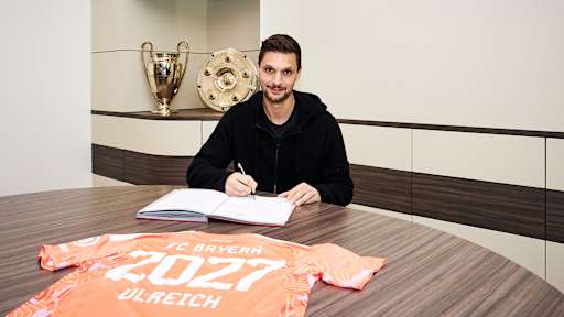 Sven Ulreich unterschreibt einen Vertrag