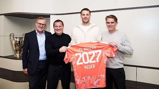 Jan Christian Dreesen, Max Eberl, Manuel Neuer und Christoph Freund halten ein Trikot mit 2027 Neuer