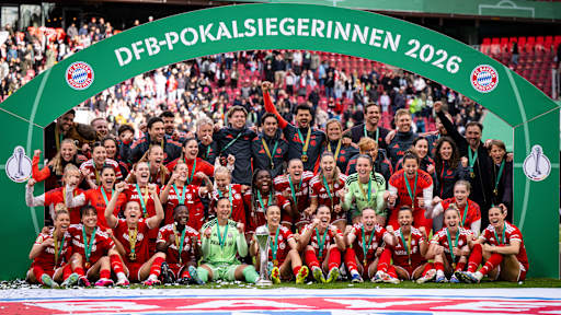 Die FC Bayern Frauen bejubeln den DFB-Pokal-Sieg
