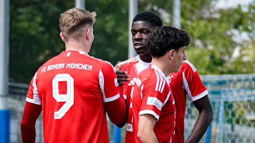 Anton Heinz und Deniz Ofli jubeln während des Auswärtsspiels der FC Bayern Amateure in der Regionalliga Bayern bei Viktoria Aschaffenburg