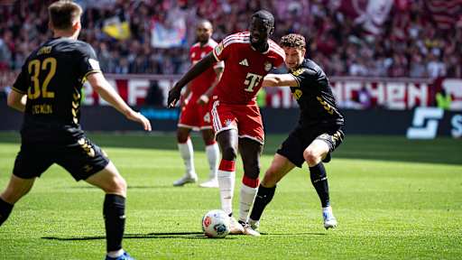 Dayot Upamecano im Zweikampf mit Eric Martel im Bundesliga-Spiel des FC Bayern gegen den 1. FC Köln