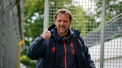 Holger Seitz ballt die Faust vor dem Auswärtsspiels der FC Bayern Amateure in der Regionalliga Bayern bei Viktoria Aschaffenburg