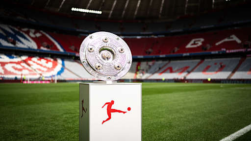 Die Meisterschale steht in der leeren Allianz Arena auf dem Rasen vor Anpfiff im Bundesliga-Spiel des FC Bayern gegen den 1. FC Köln