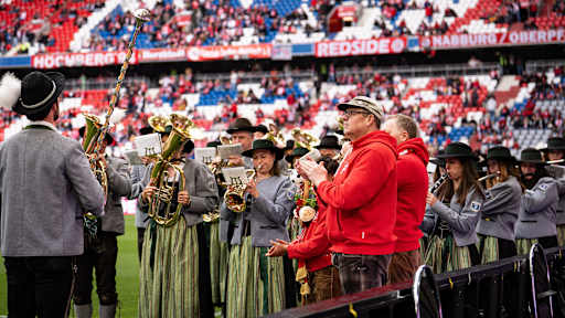 Blaskapelle in der Allianz Arena vor Anpfiff im Bundesliga-Spiel des FC Bayern gegen den 1. FC Köln