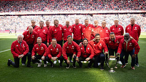 Gruppenbild der Champions League-Sieger des FC Bayern von 2001 in der Allianz Arena beim Bundesliga-Spiel des FC Bayern gegen den 1. FC Köln