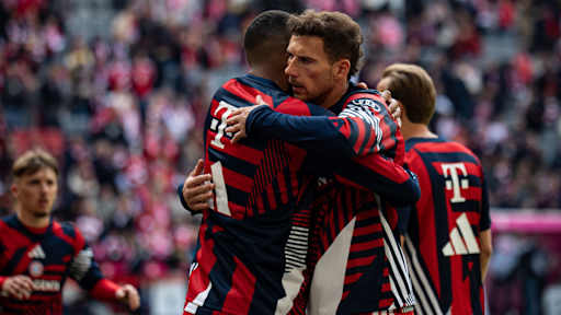 Jonathan Tah umarmt Leon Goretzka nach dem Warm-Up im Bundesliga-Spiel des FC Bayern gegen den 1. FC Köln