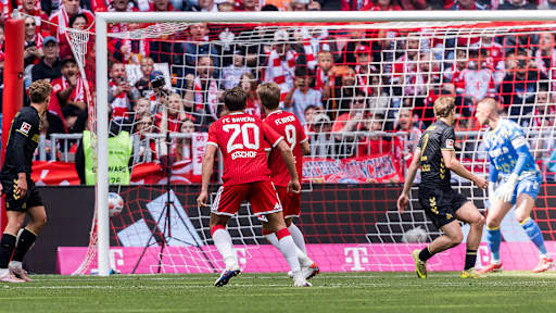 Harry Kane trifft zum 1:0 im Bundesliga-Spiel des FC Bayern gegen den 1. FC Köln
