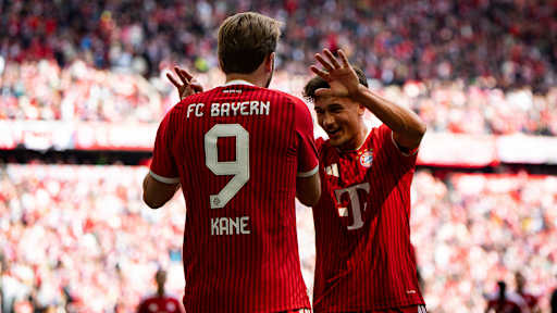 Tom Bischof klatscht mit Harry Kane ab nach dem 1:0 im Bundesliga-Spiel des FC Bayern gegen den 1. FC Köln