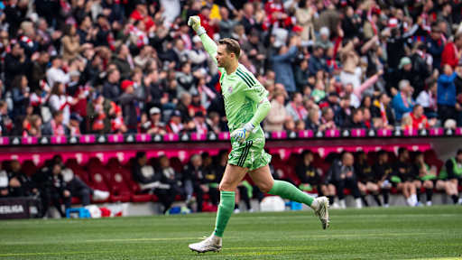 Manuel Neuer jubelt mit erhobener Faust nach dem 1:0 von Harry Kane im Bundesliga-Spiel des FC Bayern gegen den 1. FC Köln