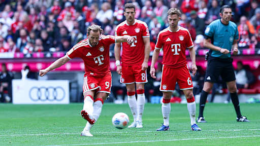 Harry Kane schließt ab zum 2:0 im Bundesliga-Spiel des FC Bayern gegen den 1. FC Köln
